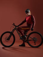 Zestaw Alpinestars A-Dura Elite 2.0 Bordeaux, koszulka i spodnie MTB, rowerzysta na rowerze Specialized w studiu.