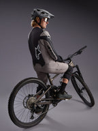 Szara koszulka A-Dura Race z długim rękawem na rowerzyście MTB, z logo Alpinestars i elastycznej tkaniny.