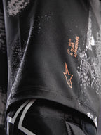 Szorty A-Dura Ride Black Camo, pomarańczowe logo Alpinestars na wytrzymałej tkaninie 4-way stretch do MTB.