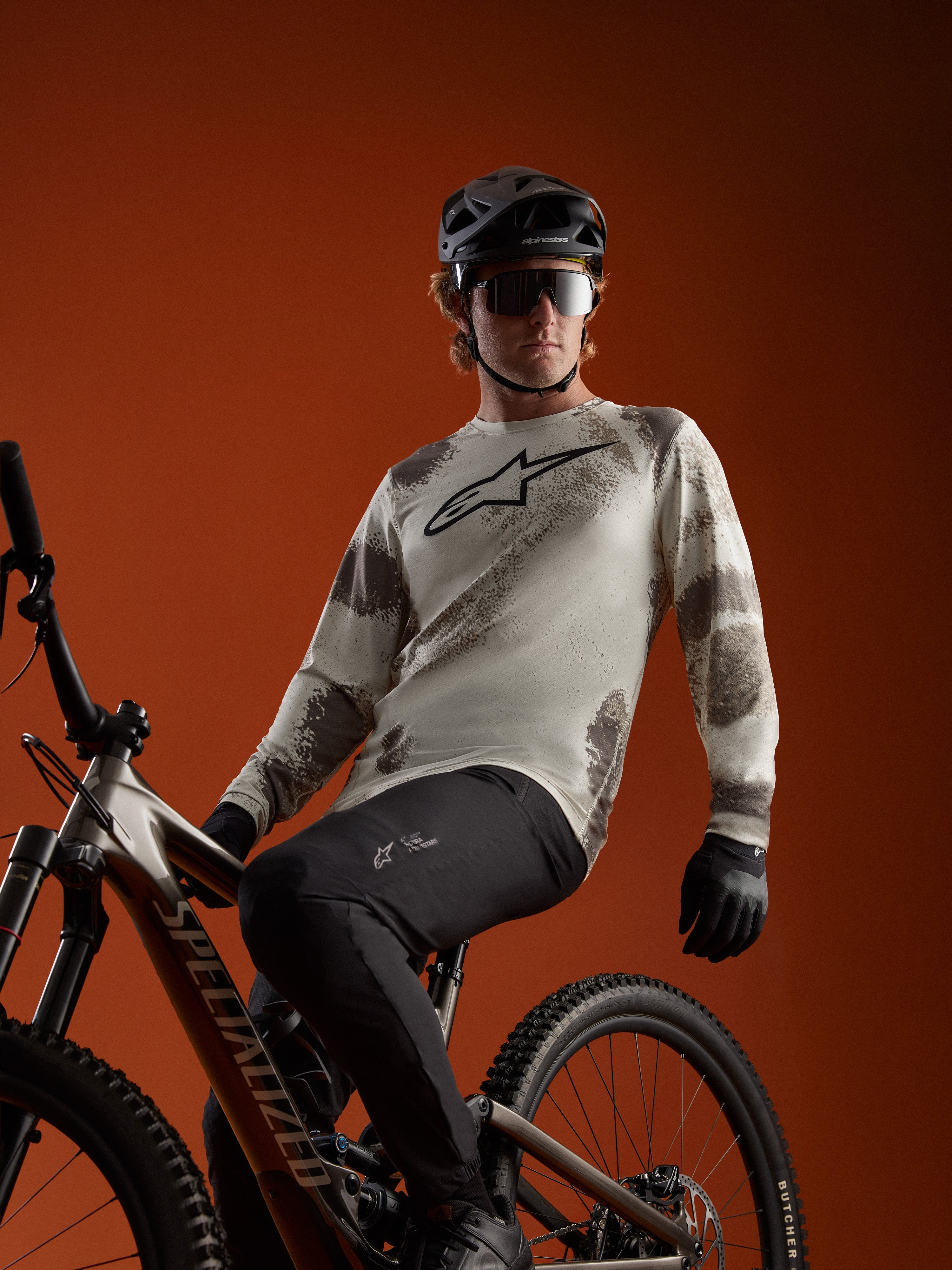 Koszulka A-Dura Ride z długim rękawem Sand Camo z logo Alpinestars, na rowerzyście na rowerze MTB.