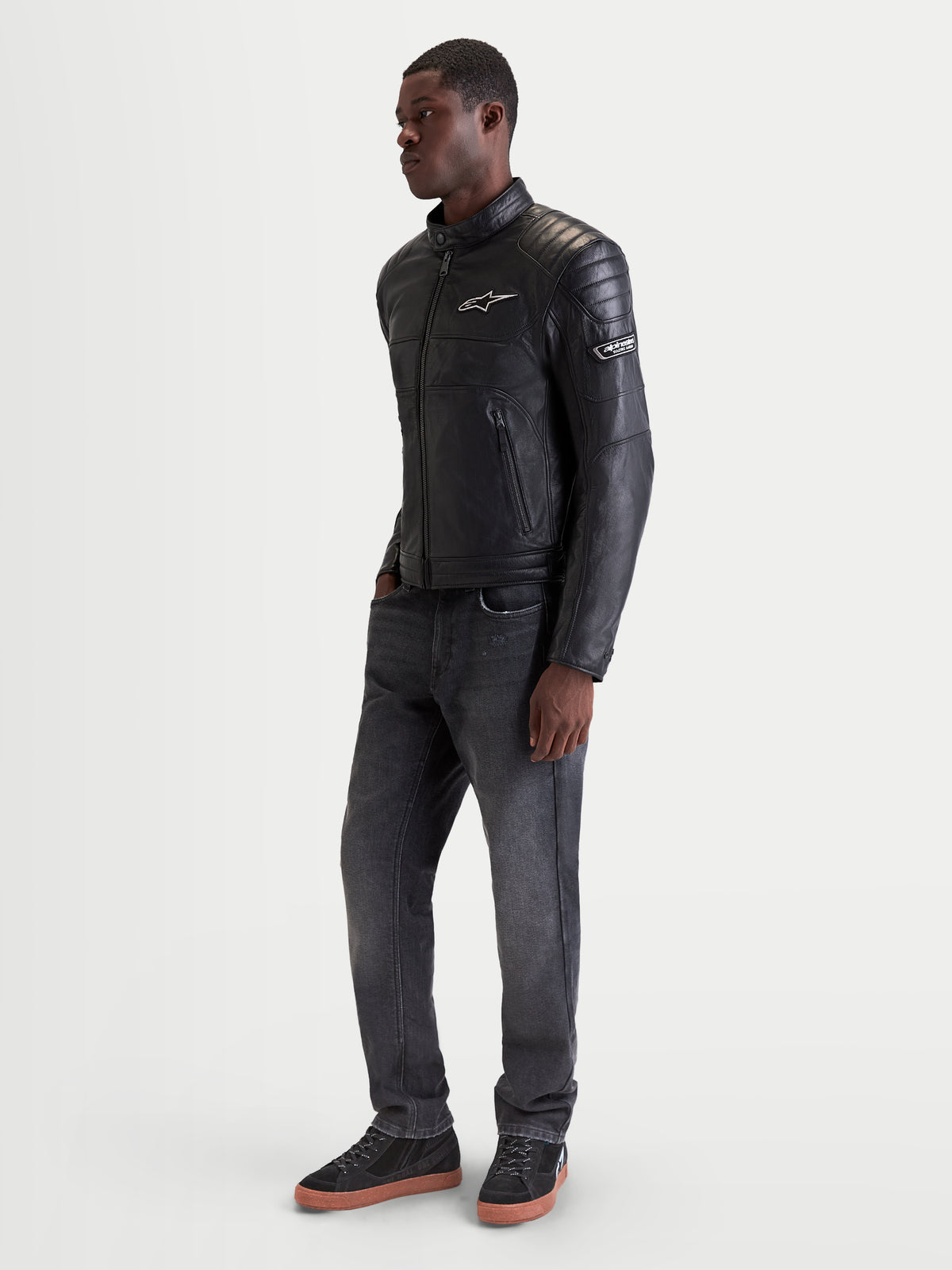 Alpinestars Revern Kurtka skórzana, męska urbanistyczna kurtka motocyklowa, czarna, widok z boku na model pokazujący klasyczny styl i konstrukcję ze skóry bydlęcej