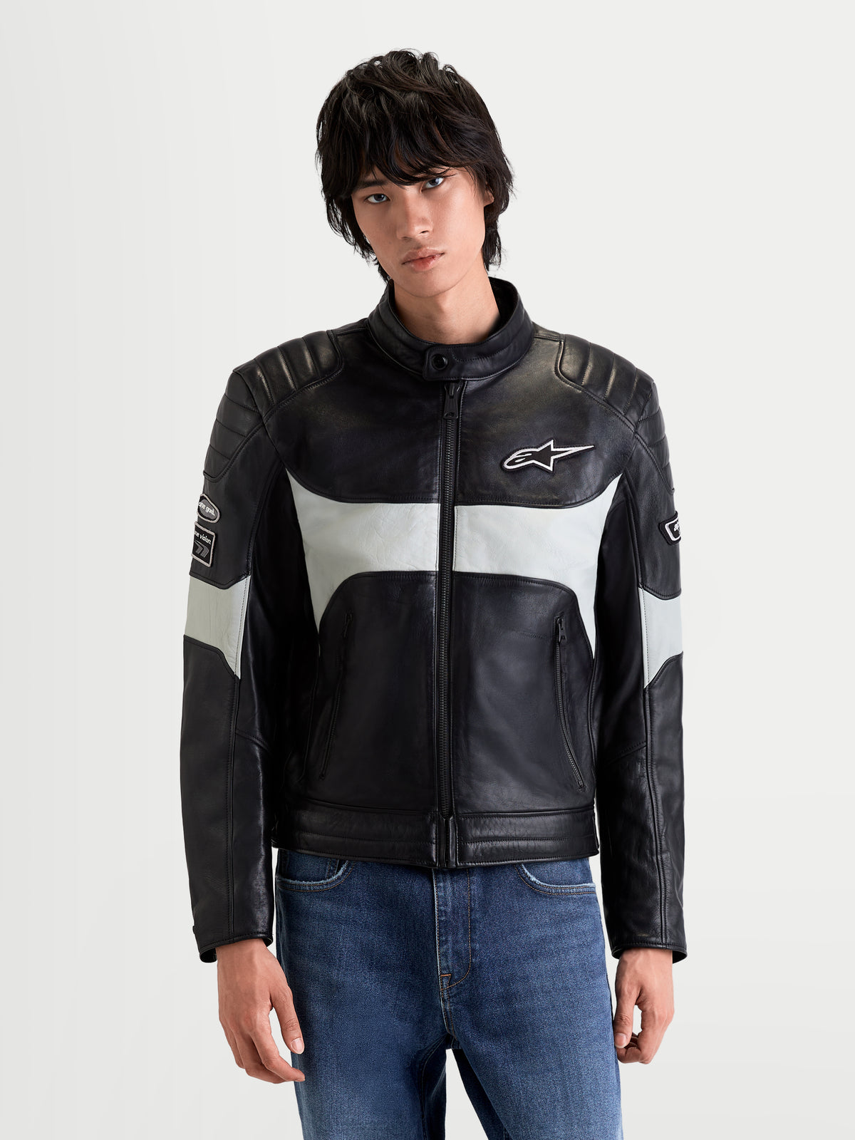 Alpinestars Revern Kurtka skórzana męska miejska motocyklowa w kolorze czarnym i szarym, widok z przodu na modelu prezentujący konstrukcję z postarzanej skóry licowej i styl vintage