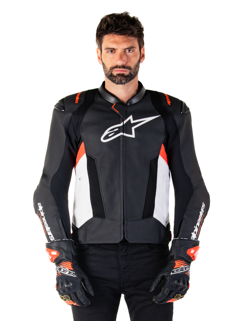 Alpinestars Missile V3 Airflow Leather Jacket, motocyklowa kurtka wyścigowa, czarno-biała z akcentami Red Fluo, perforowane panele wentylacyjne, białe logo gwiazdy na klatce piersiowej, noszona z czarno-czerwonymi rękawicami, konstrukcja z najwyższej jakości skóry