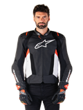 Alpinestars Missile V3 Airflow Leather Jacket, motocyklowa kurtka wyścigowa, czarno-biała z akcentami Red Fluo, perforowane panele wentylacyjne, białe logo gwiazdy na klatce piersiowej, noszona z czarno-czerwonymi rękawicami, konstrukcja z najwyższej jakości skóry
