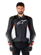 Alpinestars Missile V3 Airflow Leather Jacket, motocyklowa kurtka wyścigowa, czarno-biała z akcentami Red Fluo, perforowane panele wentylacyjne, białe logo gwiazdy na klatce piersiowej, noszona z czarno-czerwonymi rękawicami, konstrukcja z najwyższej jakości skóry