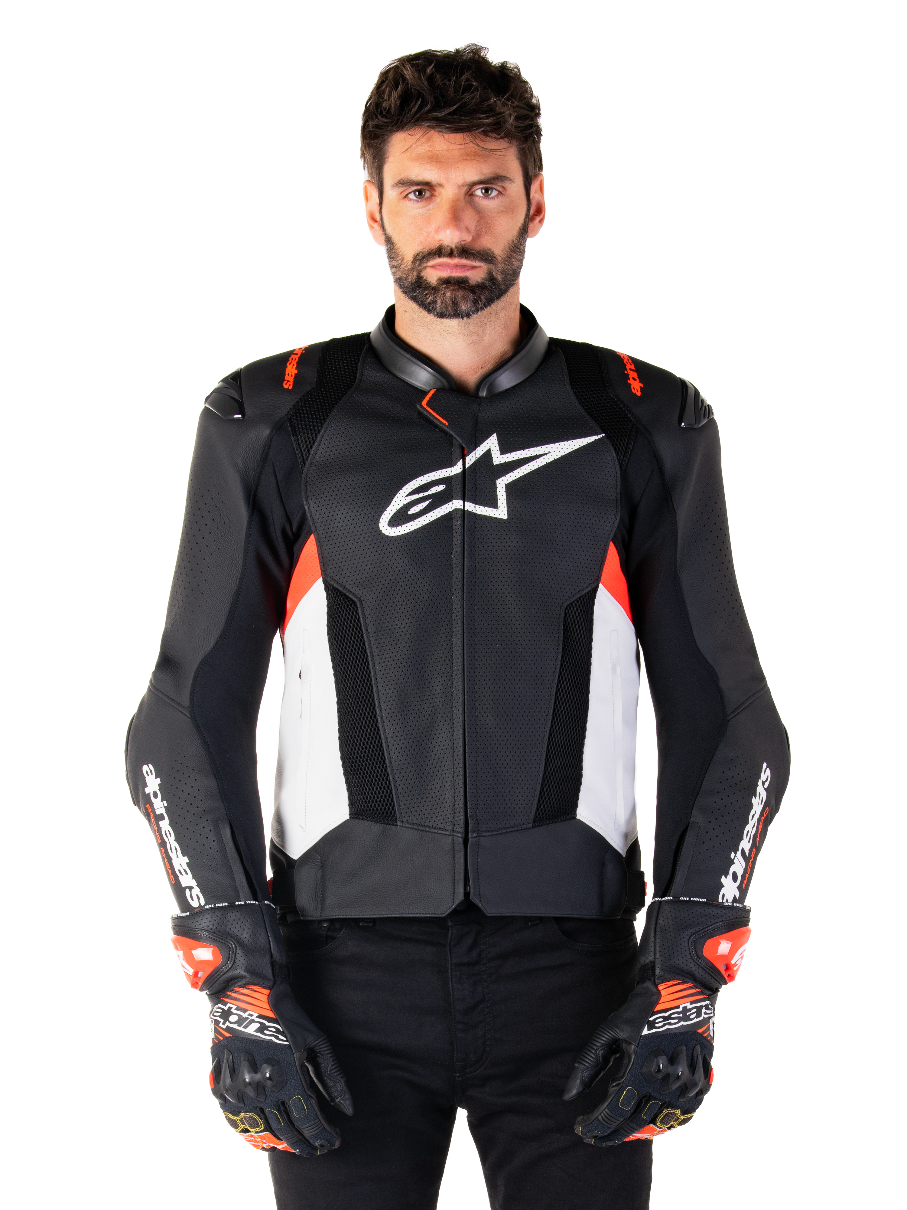 Alpinestars Missile V3 Airflow Leather Jacket, motocyklowa kurtka wyścigowa, czarno-biała z akcentami Red Fluo, perforowane panele wentylacyjne, białe logo gwiazdy na klatce piersiowej, noszona z czarno-czerwonymi rękawicami, konstrukcja z najwyższej jakości skóry