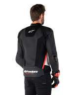 Alpinestars Missile V3 Airflow Leather Jacket, skórzana kurtka, widok z tyłu, czarna z białymi i czerwonymi akcentami fluo, liczne perforacje dla optymalnego chłodzenia, zewnętrzne slidery DFS na ramionach i łokciach oraz logo Alpinestars na dole pleców