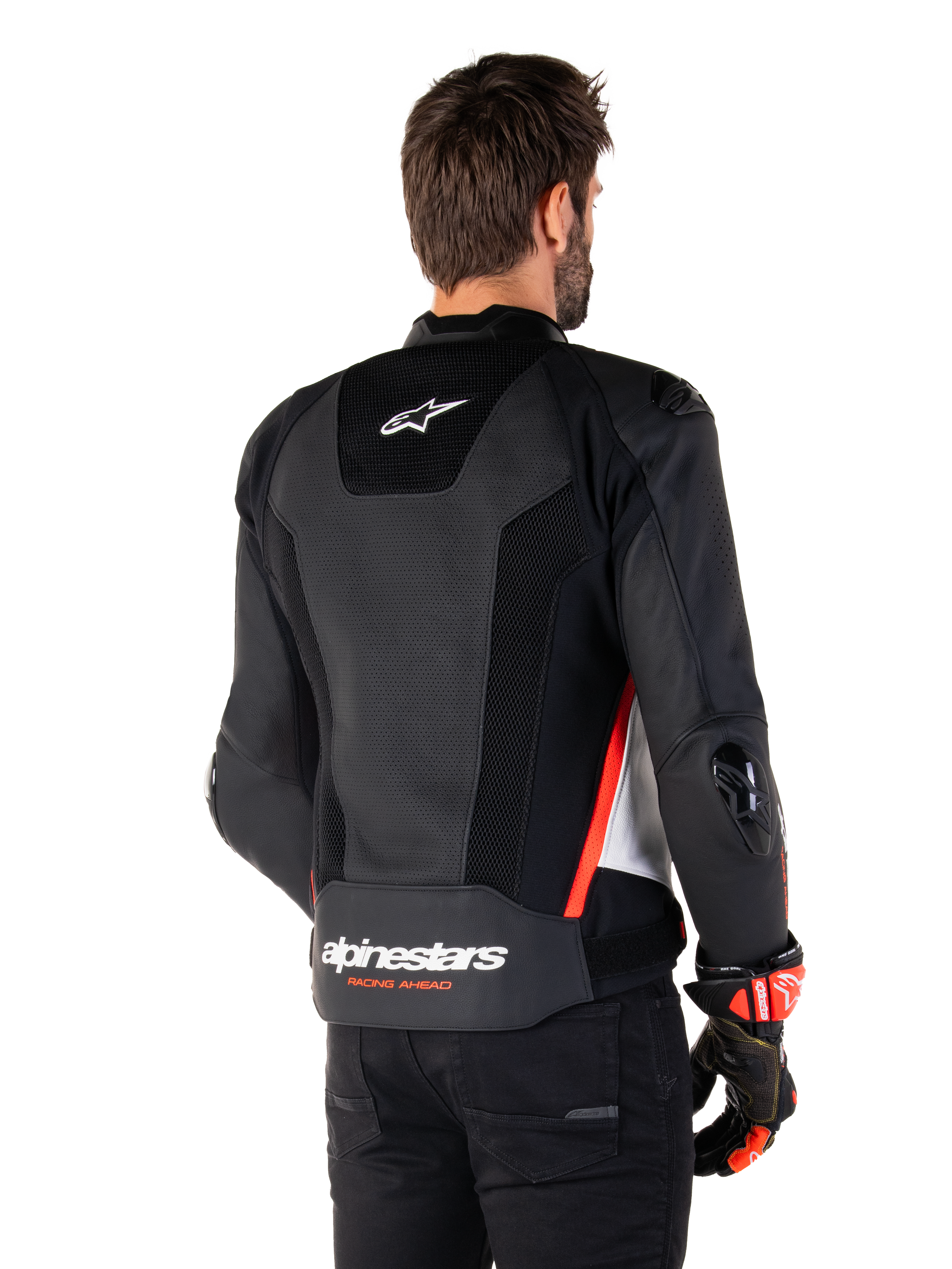 Alpinestars Missile V3 Airflow Leather Jacket, skórzana kurtka, widok z tyłu, czarna z białymi i czerwonymi akcentami fluo, liczne perforacje dla optymalnego chłodzenia, zewnętrzne slidery DFS na ramionach i łokciach oraz logo Alpinestars na dole pleców