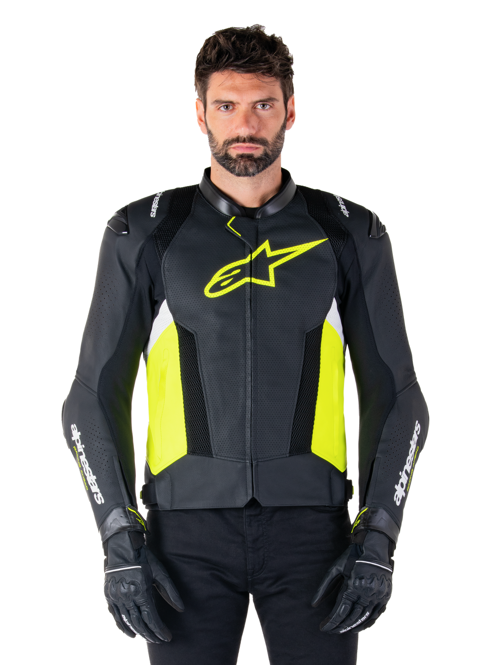 Alpinestars Missile V3 Airflow Leather Jacket, sportowa kurtka motocyklowa, czarna, żółta fluo i biała, noszona przez modela w czarnych rękawicach motocyklowych, z perforowaną skórą na klatce piersiowej, wyraźnym logo w kolorze żółtym fluo i białymi napisami na rękawach