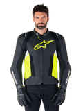Alpinestars Missile V3 Airflow Leather Jacket, sportowa kurtka motocyklowa, czarna, żółta fluo i biała, noszona przez modela w czarnych rękawicach motocyklowych, z perforowaną skórą na klatce piersiowej, wyraźnym logo w kolorze żółtym fluo i białymi napisami na rękawach