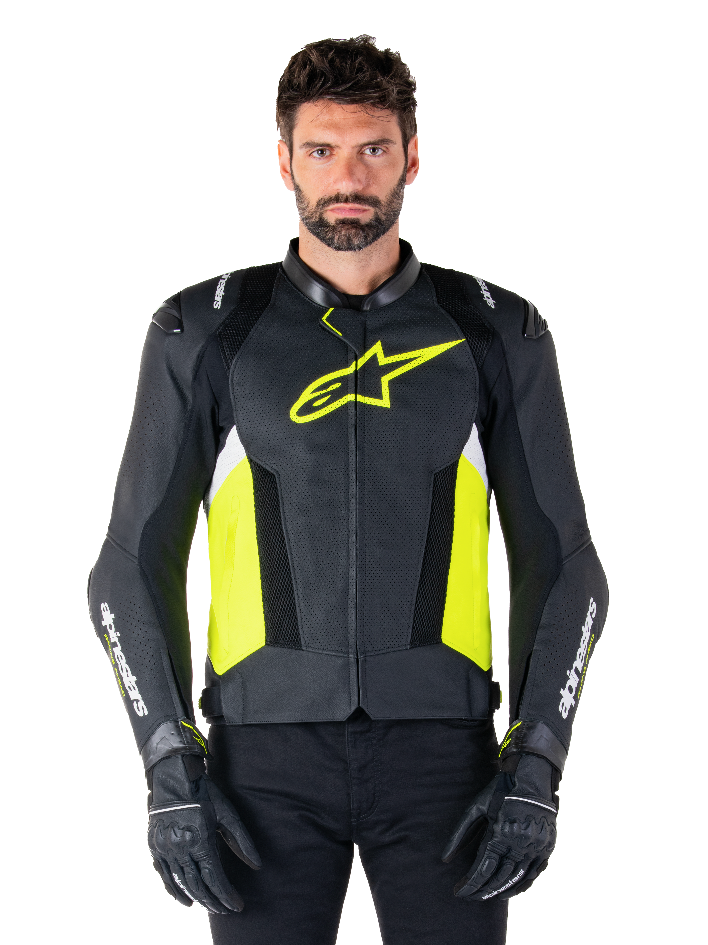 Alpinestars Missile V3 Airflow Leather Jacket, sportowa kurtka motocyklowa, czarna, żółta fluo i biała, noszona przez modela w czarnych rękawicach motocyklowych, z perforowaną skórą na klatce piersiowej, wyraźnym logo w kolorze żółtym fluo i białymi napisami na rękawach