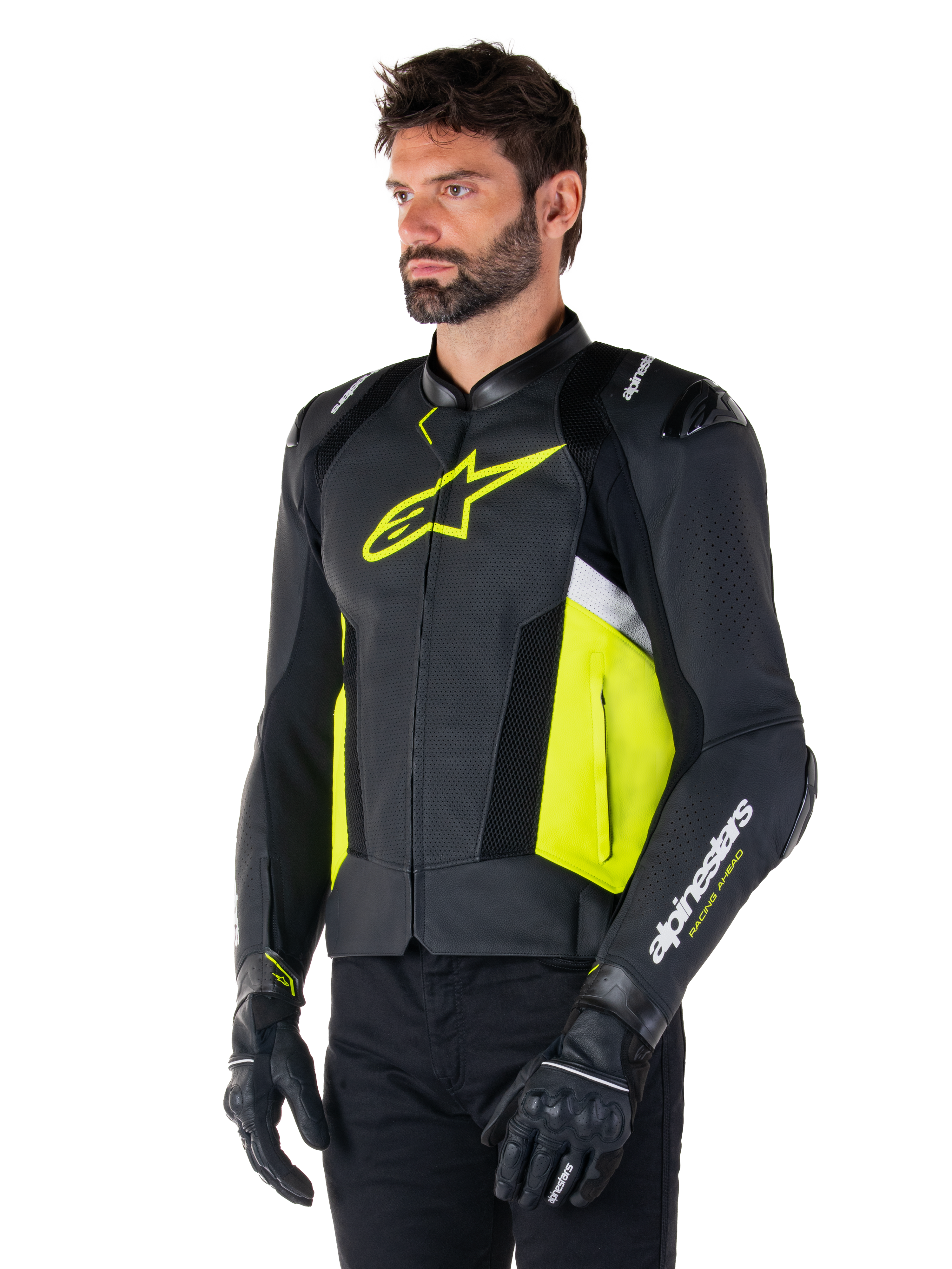 Męski model w skórzanej kurtce Alpinestars Missile V3 Airflow, czarna z żółtymi fluo i białymi akcentami, perforowana skóra dla maksymalnej wentylacji, wyraźne żółte logo na klatce piersiowej, czarne rękawice i spodnie, sportowa odzież motocyklowa