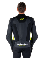 Skórzana kurtka Alpinestars Missile V3 Airflow, widok z tyłu, czarna z żółtymi fluo i białymi akcentami, obszerne panele z perforowanej skóry dla lepszego chłodzenia, logo Alpinestars w górnej i dolnej części pleców, sportowa kurtka motocyklowa inspirowana wyścigami