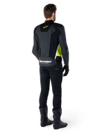 Skórzana kurtka Alpinestars Missile V3 Airflow, czarno-żółta fluo-biała, widok z tyłu na motocykliście, perforowane skórzane panele na plecach, żółte logo Alpinestars, białe akcenty, czarne spodnie i buty motocyklowe