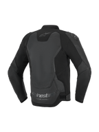 Alpinestars GP Force V2 Leather Jacket, kurtka motocyklowa, czarna, widok z tyłu prezentujący wielopanelową konstrukcję ze skóry i materiałów tekstylnych, logo Alpinestars na karku oraz napis „Racing Ahead” na dolnej krawędzi.
