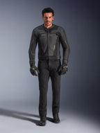 Alpinestars GP Force V2 Leather Jacket w kolorze czarnym, noszona przez motocyklistę z czarnymi spodniami motocyklowymi, rękawicami i butami, smukła skórzana konstrukcja w sportowym stylu ze sliderami na ramionach i zintegrowaną ochroną