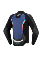 Alpinestars GP Force V2 Leather Jacket, widok od tyłu, czarna skóra z dużym niebieskim panelem środkowym i jaskrawoczerwonymi akcentami, logo Alpinestars i napis „RACING AHEAD” na dole pleców, sportowa odzież motocyklowa
