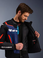 Kurtka skórzana Alpinestars GP Force V2 w kolorze czarnym, niebieskim i czerwonym fluo, zbliżenie na wewnętrzną odpinaną kamizelkę termiczną i wodoodporną kieszeń, najwyższej jakości skóra bydlęca z oznaczeniem Tech-Air Ready, sportowa odzież motocyklowa.