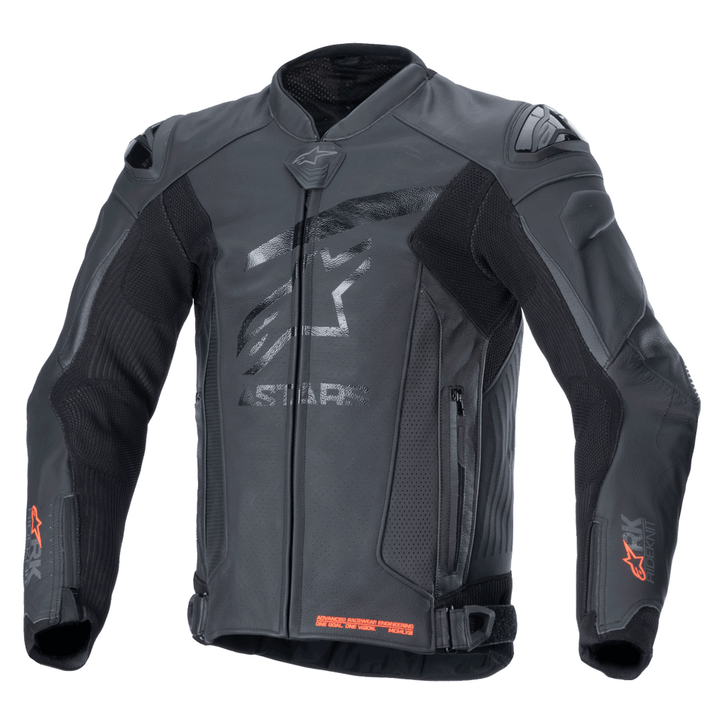 Alpinestars GP Plus R V4 Rideknit, skórzana kurtka motocyklowa, czarna, profesjonalna kurtka wyścigowa, logo gwiazdy w dopasowanym odcieniu na klatce piersiowej, czerwone akcenty Rideknit na mankietach i dolnej krawędzi, perforowane panele wentylacyjne, slidery ramion DFS, konstrukcja ze skóry premium ze zintegrowaną technologią RIDEKNIT