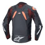 Alpinestars GP Plus R V4 Rideknit Leather Jacket, skórzana kurtka motocyklowa, czarna z czerwonymi fluo i białymi elementami, widok z tyłu, techniczne panele elastyczne RIDEKNIT® i konstrukcja ze skóry premium, białe logo Alpinestars na rękawach i w dolnej części pleców
