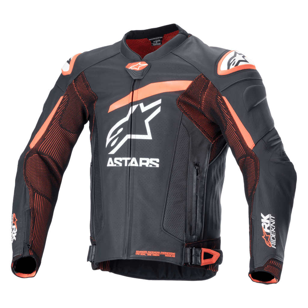 Alpinestars GP Plus R V4 Rideknit, skórzana kurtka motocyklowa, czarno-pomarańczowa z białym logo, perforowana klatka piersiowa i rękawy, pomarańczowe akcenty na ramionach, zapięcie na zamek, regulowane paski w talii, wytrzymała sportowa konstrukcja