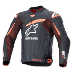 Alpinestars GP Plus R V4 Rideknit, skórzana kurtka motocyklowa, czarno-pomarańczowa z białym logo, perforowana klatka piersiowa i rękawy, pomarańczowe akcenty na ramionach, zapięcie na zamek, regulowane paski w talii, wytrzymała sportowa konstrukcja