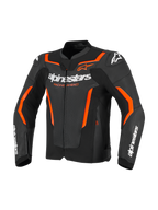 Alpinestars GP Force V2 Air Leather Jacket, czarno-czerwona (Fluo), perforowana skórzana kurtka motocyklowa, białe logo Alpinestars na klatce piersiowej i rękawach, jaskrawopomarańczowe akcenty i zintegrowane ochraniacze ramion, widok z przodu