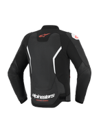Kurtka skórzana Alpinestars GP Force V2 Air, widok z tyłu, czarno-biała, z rozległym perforowanym panelem na plecach zapewniającym wentylację, czerwonym logo Alpinestars w górnej części pleców i białym brandingiem w dolnej części, wykonana z najwyższej jakości skóry bydlęcej do jazdy sportowej