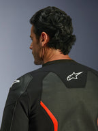 Skórzana kurtka Alpinestars GP Force V2 Air, czarna z czerwonymi akcentami fluo, zbliżenie na górną część pleców i ramię, liczne perforacje skóry dla przepływu powietrza, białe logo na plecach i ochrona ramion GP Lite Evo