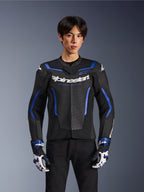 Alpinestars GP Force V2 Airflow Leather Jacket, czarno-niebieska kurtka motocyklowa z perforowanej skóry i niebieskimi akcentami, prezentowana przez modela w pasujących rękawicach wyścigowych i czarnych spodniach, profesjonalna odzież do jazdy sportowej