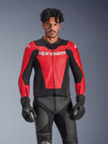 Alpinestars GP Force V2 Air Leather Jacket, czerwono-czarna motocyklowa kurtka wyścigowa, konstrukcja z perforowanej skóry z białym logo Alpinestars, noszona przez modela w zestawieniu z czarnymi spodniami wyścigowymi i rękawicami
