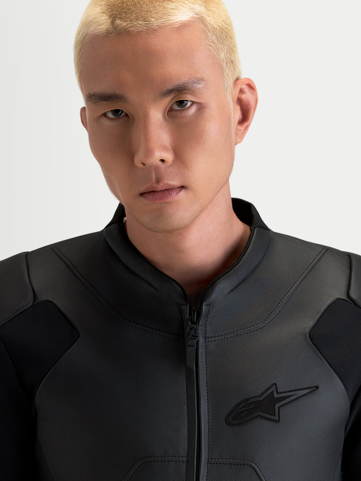 Alpinestars Caliber V 2 kurtka skórzana męska, czarna, zbliżenie portretowe przedstawiające ergonomiczny kołnierz i konstrukcję ze skóry licowej
