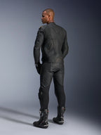 Alpinestars Dusk Leather Jacket, kurtka motocyklowa, Black Laser, widok z tyłu na modelu ubranym w pełny skórzany strój wyścigowy, wielopanelowa konstrukcja 3D z laserowo grawerowanym logowaniem, najwyższej jakości skóra bydlęca do jazdy sportowej i szosowej.