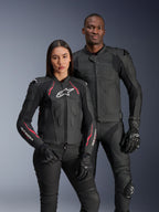 Kurtki skórzane Alpinestars Dusk Airflow i Stella Dusk, motocyklista i motocyklistka w czarnych skórzanych kurtkach motocyklowych, męska kurtka z perforowaną skórą dla lepszej wentylacji, damska kurtka z czerwonymi akcentami i białym logo, dopasowane czarne spodnie i rękawice, sportowa odzież motocyklowa