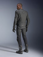 Alpinestars Dusk Airflow Leather Jacket, motocyklista widziany od tyłu w czarnym skórzanym zestawie, widoczne rozległe perforacje na plecach, pasujące skórzane spodnie, rękawice i buty, sportowy krój