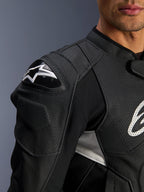 Alpinestars Dusk Airflow Leather Jacket, czarno-biała, zbliżenie na ramię i klatkę piersiową, perforowana skóra zapewniająca wentylację, ochraniacz ramion DFS z białym logo Alpinestars, sportowy design