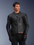 Alpinestars GP Plus R V4 Airflow Leather Jacket, czarna, wyścigowa kurtka motocyklowa o perforowanej skórzanej konstrukcji, z wyraźnym logo ASTARS na piersi i ochroną ramion DFS, noszona z czarno-czerwonymi rękawicami