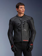 Alpinestars GP Plus R V4 Airflow Leather Jacket, czarna, wyścigowa kurtka motocyklowa o perforowanej skórzanej konstrukcji, z wyraźnym logo ASTARS na piersi i ochroną ramion DFS, noszona z czarno-czerwonymi rękawicami