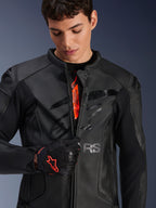 Skórzana kurtka Alpinestars GP Plus R V4 Airflow w kolorze czarnym, męski model częściowo rozpinający przód, aby pokazać pomarańczowe wewnętrzne oznaczenia marki, z perforowanymi panelami skórzanymi i błyszczącym logo na klatce piersiowej, w zestawie z czarno-czerwoną rękawicą motocyklową