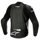 Skórzana kurtka Alpinestars GP Force Airflow, czarna, widok od tyłu, perforowana skóra bawola zapewniająca wentylację, branding GP Force na karku, duże białe logo gwiazdy Alpinestars w dolnej części pleców i zintegrowane panele elastyczne zapewniające sportowy krój