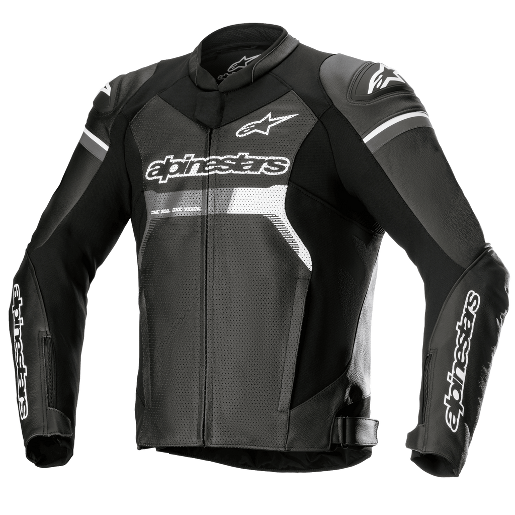 Alpinestars GP Force Airflow Leather Jacket, skórzana kurtka motocyklowa, czarna z białymi i szarymi akcentami, w pełni perforowana skóra na klatce piersiowej i plecach dla wentylacji, zewnętrzne slidery ramion DFS Lite, białe logo Alpinestars na klatce piersiowej i rękawach, sportowy design szosowy