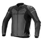 Alpinestars GP Force Airflow Leather Jacket, skórzana kurtka motocyklowa, czarna i ciemnoszara, perforowane panele dla wentylacji, zewnętrzne slidery ramion DFS Lite, wyraźne logo na klatce piersiowej i rękawach, konstrukcja ze skóry premium z regulowanymi paskami w talii