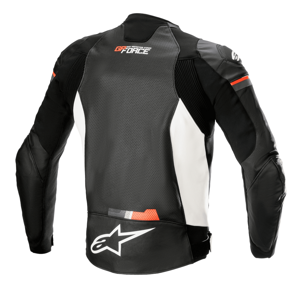 Skórzana kurtka Alpinestars GP Force Airflow, widok z tyłu, czarna z białymi i fluorescencyjnymi czerwonymi elementami, perforowany skórzany panel na plecach dla wentylacji, elastyczne wstawki harmonijkowe na ramionach i bokach, białe logo Alpinestars na dole pleców, branding GP Force, sportowa odzież motocyklowa