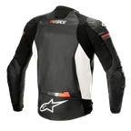 Skórzana kurtka Alpinestars GP Force Airflow, widok z tyłu, czarna z białymi i fluorescencyjnymi czerwonymi elementami, perforowany skórzany panel na plecach dla wentylacji, elastyczne wstawki harmonijkowe na ramionach i bokach, białe logo Alpinestars na dole pleców, branding GP Force, sportowa odzież motocyklowa