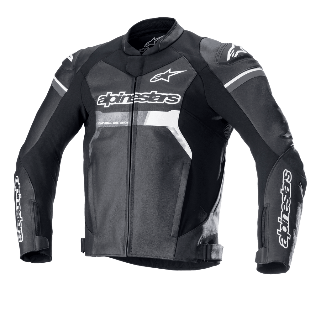 Skórzana kurtka Alpinestars GP Force, czarna z białymi i szarymi akcentami, motocyklowa kurtka wyścigowa, wykonana z wysokiej jakości skóry bydlęcej, wyraźne logo Alpinestars na klatce piersiowej i rękawach, slidery ramion DFS Lite, ergonomiczny sportowy krój do jazdy szosowej