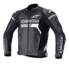 Skórzana kurtka Alpinestars GP Force, czarna z białymi i szarymi akcentami, motocyklowa kurtka wyścigowa, wykonana z wysokiej jakości skóry bydlęcej, wyraźne logo Alpinestars na klatce piersiowej i rękawach, slidery ramion DFS Lite, ergonomiczny sportowy krój do jazdy szosowej