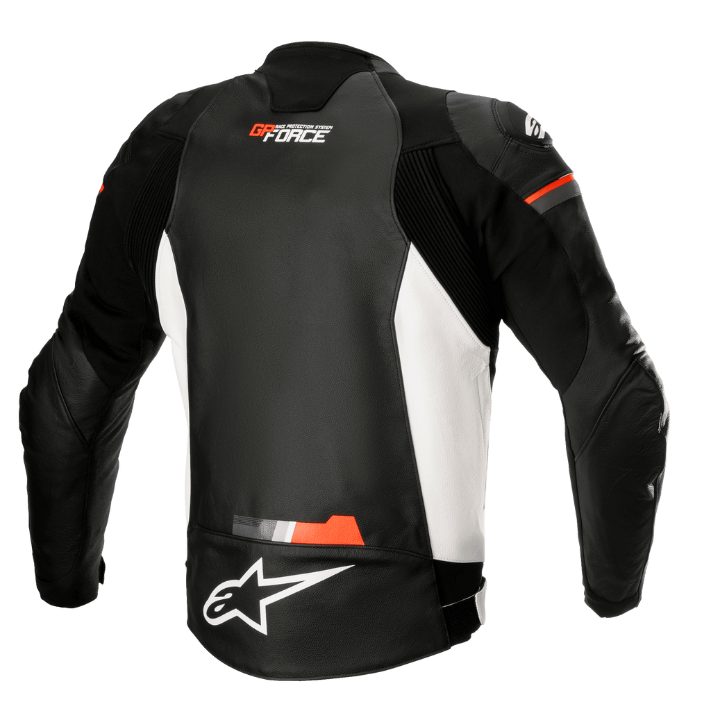 Alpinestars GP Force Leather Jacket, motocyklowa kurtka skórzana, czarno-biała z fluorescencyjnymi czerwonymi akcentami, widok z tyłu z białymi panelami bocznymi, logo GP Force i Alpinestars, sportowy skórzany design z elastycznymi panelami typu akordeon