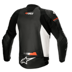 Alpinestars GP Force Leather Jacket, motocyklowa kurtka skórzana, czarno-biała z fluorescencyjnymi czerwonymi akcentami, widok z tyłu z białymi panelami bocznymi, logo GP Force i Alpinestars, sportowy skórzany design z elastycznymi panelami typu akordeon