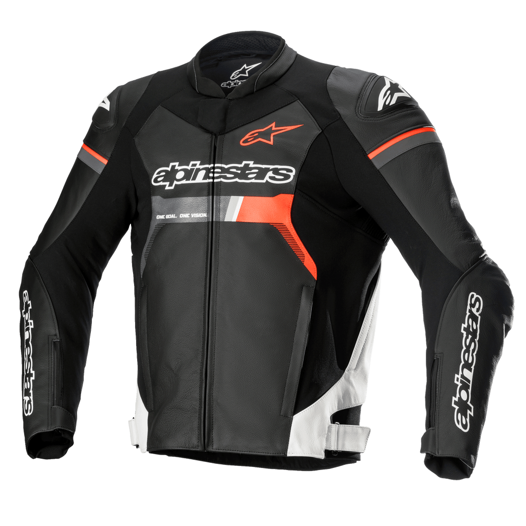 Alpinestars GP Force Leather Jacket, motocyklowa kurtka wyścigowa, czarna z białymi i czerwonymi akcentami fluo, z wyraźnym brandingiem Alpinestars na klatce piersiowej i rękawach, wykonana z najwyższej jakości skóry bydlęcej z ochraniaczami ramion DFS Lite, smukła aerodynamiczna sylwetka