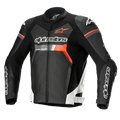 Alpinestars GP Force Leather Jacket, motocyklowa kurtka wyścigowa, czarna z białymi i czerwonymi akcentami fluo, z wyraźnym brandingiem Alpinestars na klatce piersiowej i rękawach, wykonana z najwyższej jakości skóry bydlęcej z ochraniaczami ramion DFS Lite, smukła aerodynamiczna sylwetka